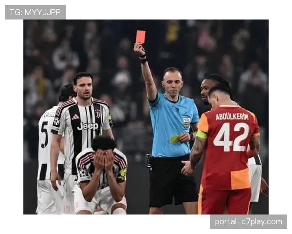 终场哨响，尤文图斯球员凯利怒踹墙壁离场，红牌成为出局转折点