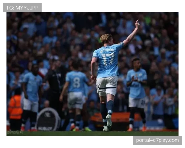 特写镜头：第70分钟，德布劳内因抽筋被换下，瓜迪奥拉紧急布置战术调整